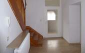 Flur im Erdgeschoss und Treppenaufgang - 