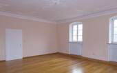 Zimmer mit Stuckdecke im Obergeschoss - 