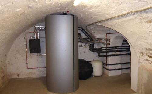 Pufferspeicher im Gewölbekeller - 