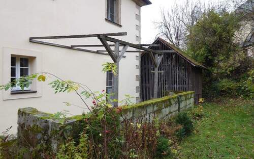 Gebäuderückseite, Terrasse und Garten - 