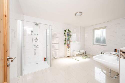 Masterbad - Einfamilienhaus mit 192,00 m&sup2; in Berlin zum Kaufen