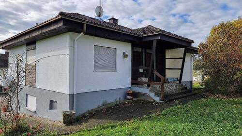 Ansicht Haus - EFH mit Potenzial: Großes Grundstück mit Option auf spätere Bebauung durch Parzellierung