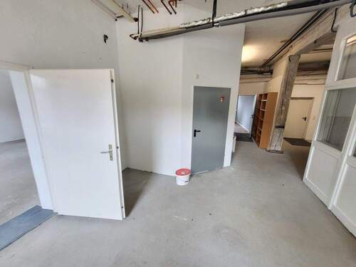 Flur zwischen den Hallen, Küche, etc. - 