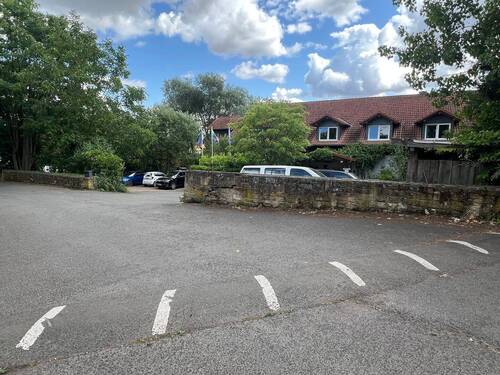 Hausansicht mit Parkplätzen - 