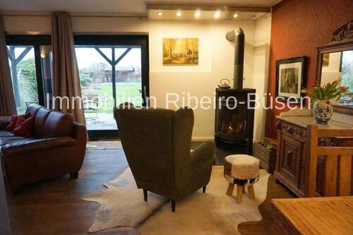 gemütlicher Sitzplatz vor dem Kamin - 