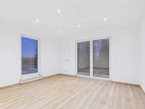 Zimmer im Obergeschoss mit Dachterrassen- und Balkonzugang - 