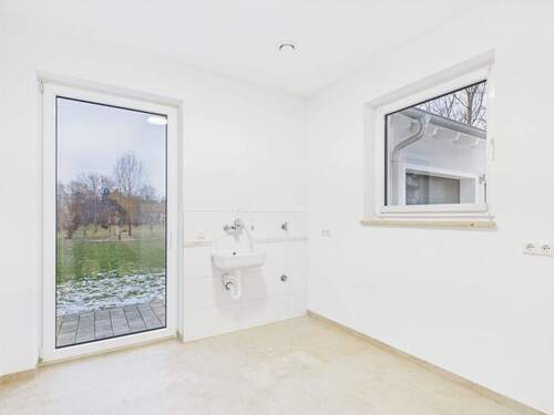 Hauswirtschaftsraum mit direktem Gartenzugang - 
