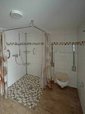 Erdgeschoss Bad mit barrierefreier Dusche - 