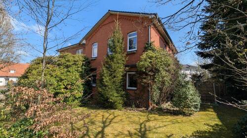 Ansicht vom Garten - Entwicklungsfähiges Mehrfamilienhaus in zentraler Lage