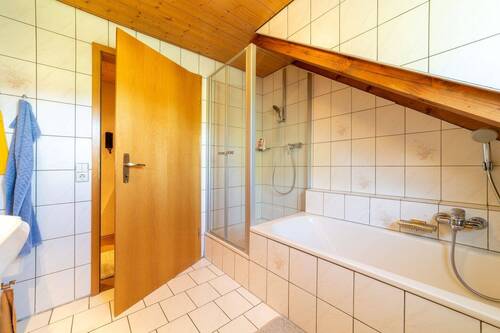 Bad mit Wanne und Dusche - 