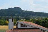 Blick vom Wohnzimmer auf den Staffelberg - 4-Zimmerwohnung in einer ruhigen Seitenstraße mit Blick zum Staffelberg.