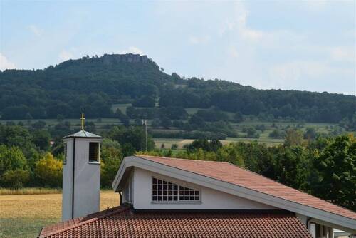 Blick vom Wohnzimmer auf den Staffelberg - 4-Zimmerwohnung in einer ruhigen Seitenstraße mit Blick zum Staffelberg.