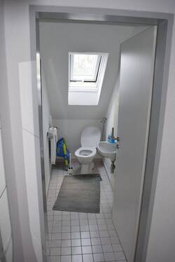 Toilette ( seperat zum Bad ) - Etagenwohnung mit 89,00 m&sup2; in Bad Staffelstein zur Miete