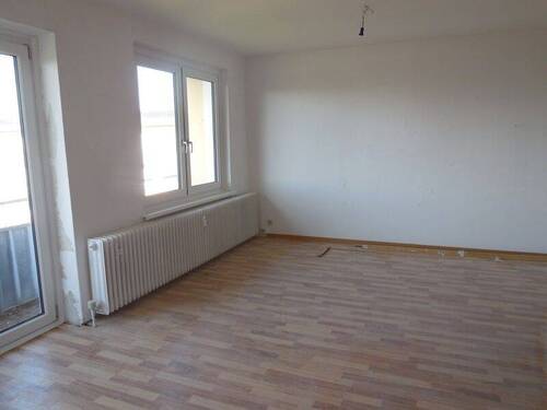 Wohnzimmer - -Ideal für junge Familien-* - 392,00&nbsp;EUR Kaltmiete, ca.&nbsp; 65,20&nbsp;m&sup2;&nbsp;Wohnfl&auml;che