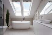 Bad mit Badewanne im DG - 