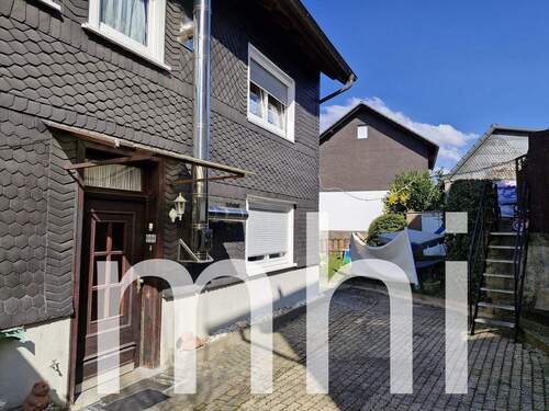 Eingang beider Wohnungen - 9 Zimmer Mehrfamilienhaus, Wohnhaus zum Kaufen in Wiehl / Bielstein