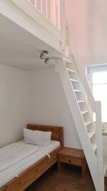 Kinderzimmer mit Leiteraufgang zur halboffenen Zwischendecke - 