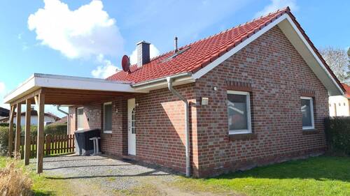 Eingangsbereich mit Carport - 3 Zimmer Mehrfamilienhaus, Wohnhaus in Jade