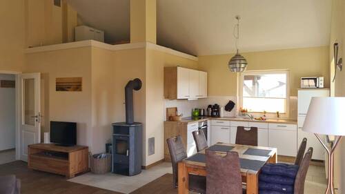 offener Wohn-Essbereich mit integrierter Küche - 