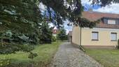 Grundstückseinfahrt - 4 Zimmer Doppelhaushälfte zum Kaufen in Schleife