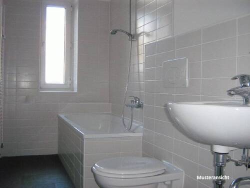 Musteransicht Wannenbad - Etagenwohnung mit 65,10 m&sup2; in Berlin zur Miete