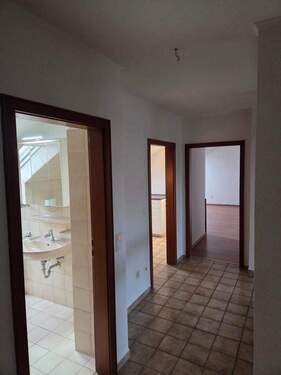 Flur - Etagenwohnung mit 95,50 m&sup2; in Peine zur Miete