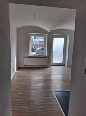 Wohnzimmer/ mit Ansicht Eingang Straße - 