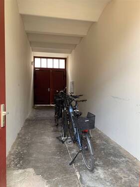 Hauszugang mit Fahrradständern - 