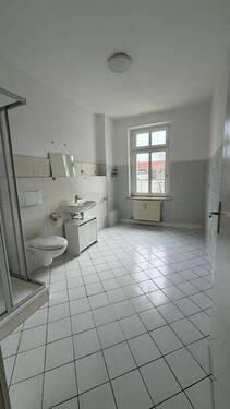 Tageslichtbad mit Dusche und WM-Anschluss - 2 Zimmer Etagenwohnung zur Miete in Leipzig