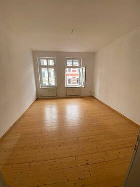 geräumiges Wohnzimmer - 2 Zimmer Etagenwohnung in Leipzig