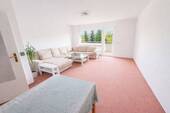 Lichtdurchflutetes Wohnzimmer - 4 Zimmer Etagenwohnung zum Kaufen in Hürth