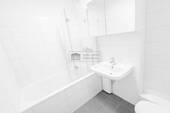 Schönes Badezimmer mit Badewanne - 