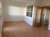 Wohnzimmer mit Blick auf Küche - 