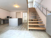 Aufgang mit Treppenlift - 