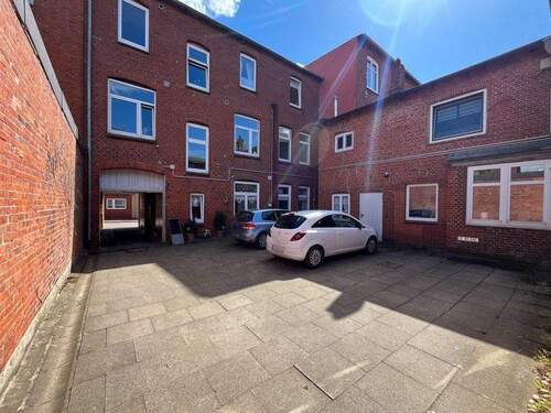 Innenhof - 2 Zimmer Mehrfamilienhaus, Wohnhaus in Husum