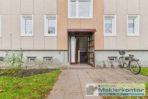 Hauseingang - 3 Zimmer Etagenwohnung zum Kaufen in Neubrandenburg