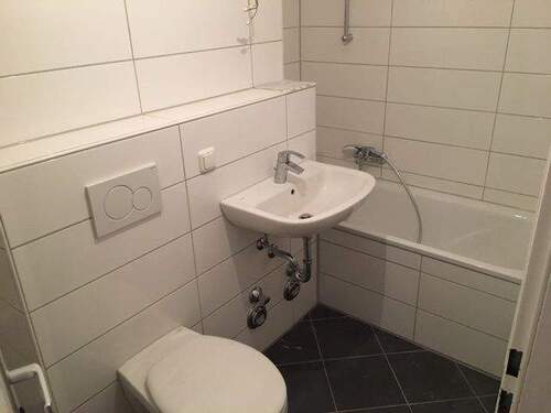 Alter Rückinger Weg 92a_Badezimmer mit Badewanne - 2 Zimmer Etagenwohnung in Hanau