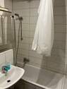 Alter Rückinger Weg 92a_Bad mit Spiegelschrank und Duschvorhang - Etagenwohnung mit 57,90 m&sup2; in Hanau zur Miete