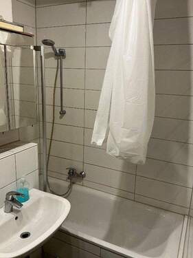 Alter Rückinger Weg 92a_Bad mit Spiegelschrank und Duschvorhang - Etagenwohnung mit 57,90 m&sup2; in Hanau zur Miete