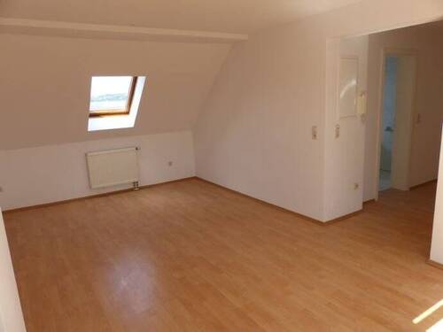 Wohnzimmer, Flur und Bad - 