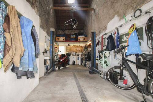 Garage mit Hebehühne - 