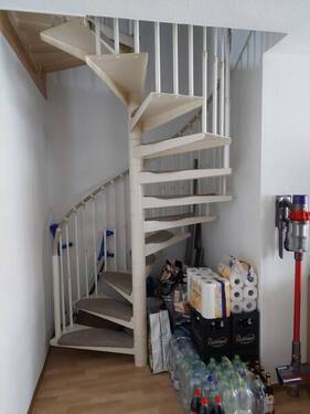 Treppe in der Wohnung - Etagenwohnung mit 64,60 m² in Aschersleben zum Kaufen