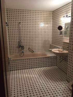 Badezimmer mit Wannenbad - 