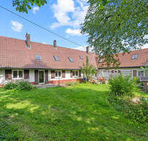 Großzügiges Wohnhaus mit drei Wohneinheiten, zwei Garagen und Außenstellplätzen bei Illmensee