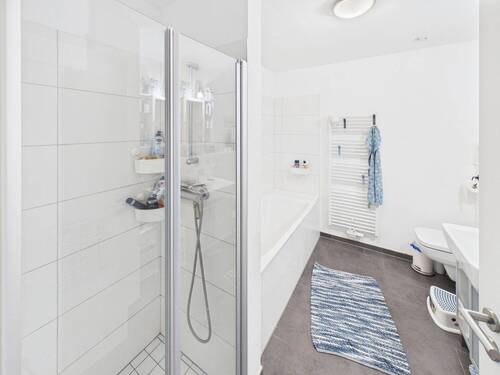 Bad mit Dusche und Wanne - 4 Zimmer Etagenwohnung in Wiesbaden