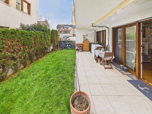 Gartenbereich und Terrasse - 
