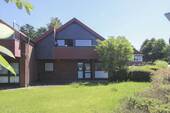 Straßenansicht mit Balkon - 