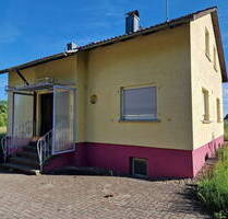 Einfamilienhaus und Nebengebäude mit Garage - Schefflenz-Kleineicholzheim