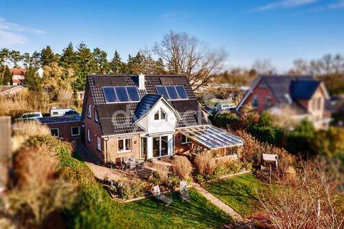 Außenansicht - Energieeffizienzklasse A+. Exklusives Architektenhaus mit Einliegerwohnung in Feldrandlage.