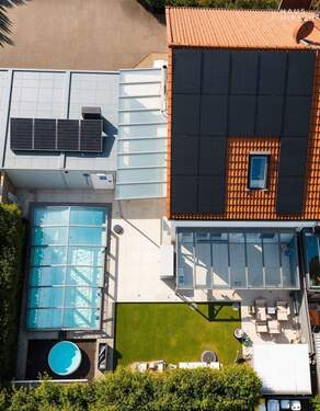 Draufsicht - Luxus-Doppelhaushälfte mit Smart Home, Pool, Premium-Küche, Heimkino, Kamin & Wintergarten